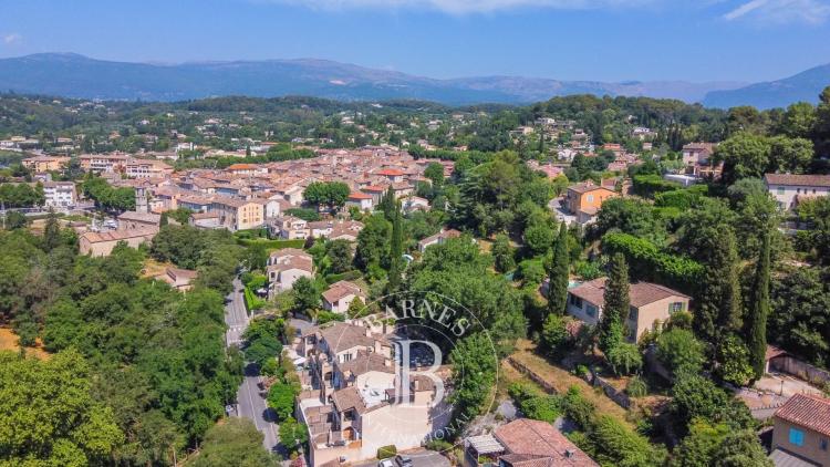 Valbonne - A pied du village - Magnifique vue collines et village