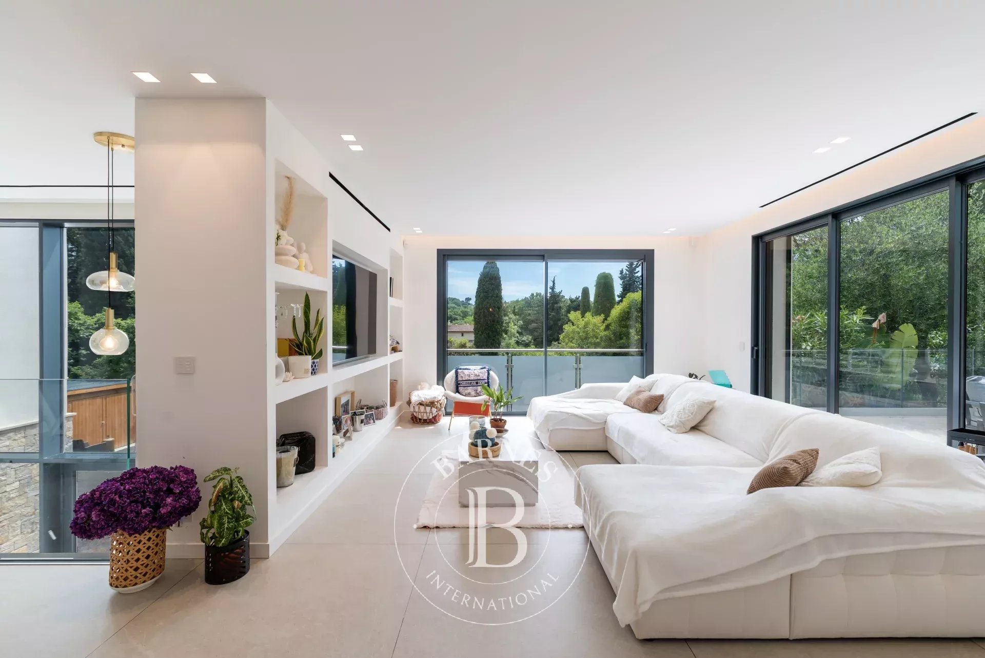 5mn de Valbonne - Magnifique maison contemporaine – 5 chambres – Domotique – Piscine – Studio indépendant