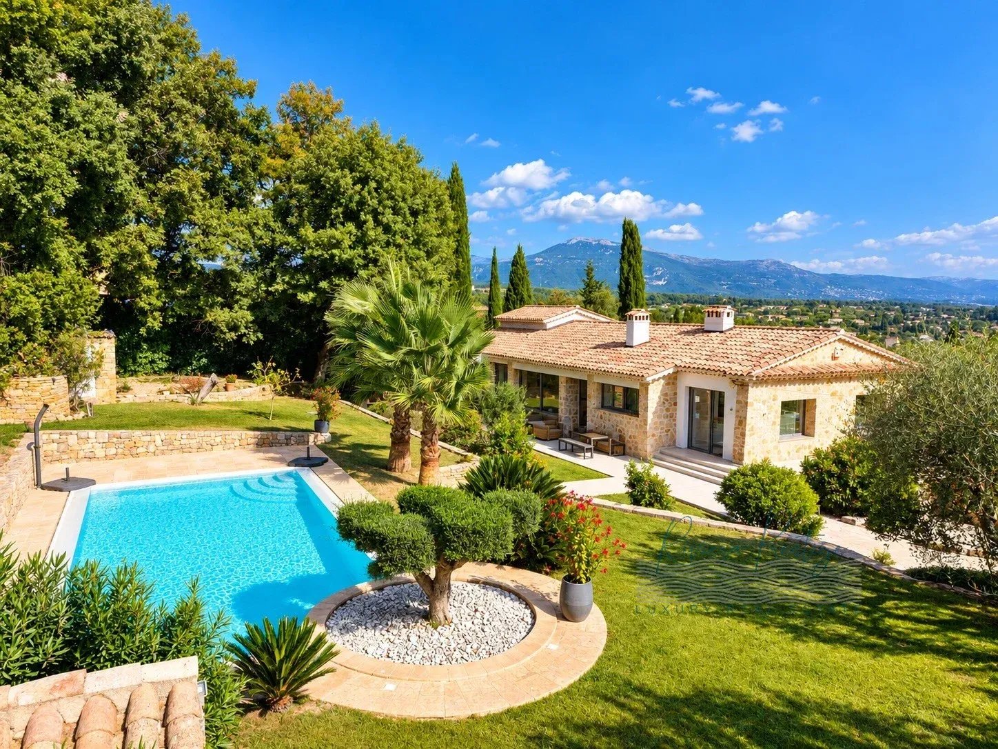 VALBONNE- Demeure de charme à 5 minutes à pieds du vieux village