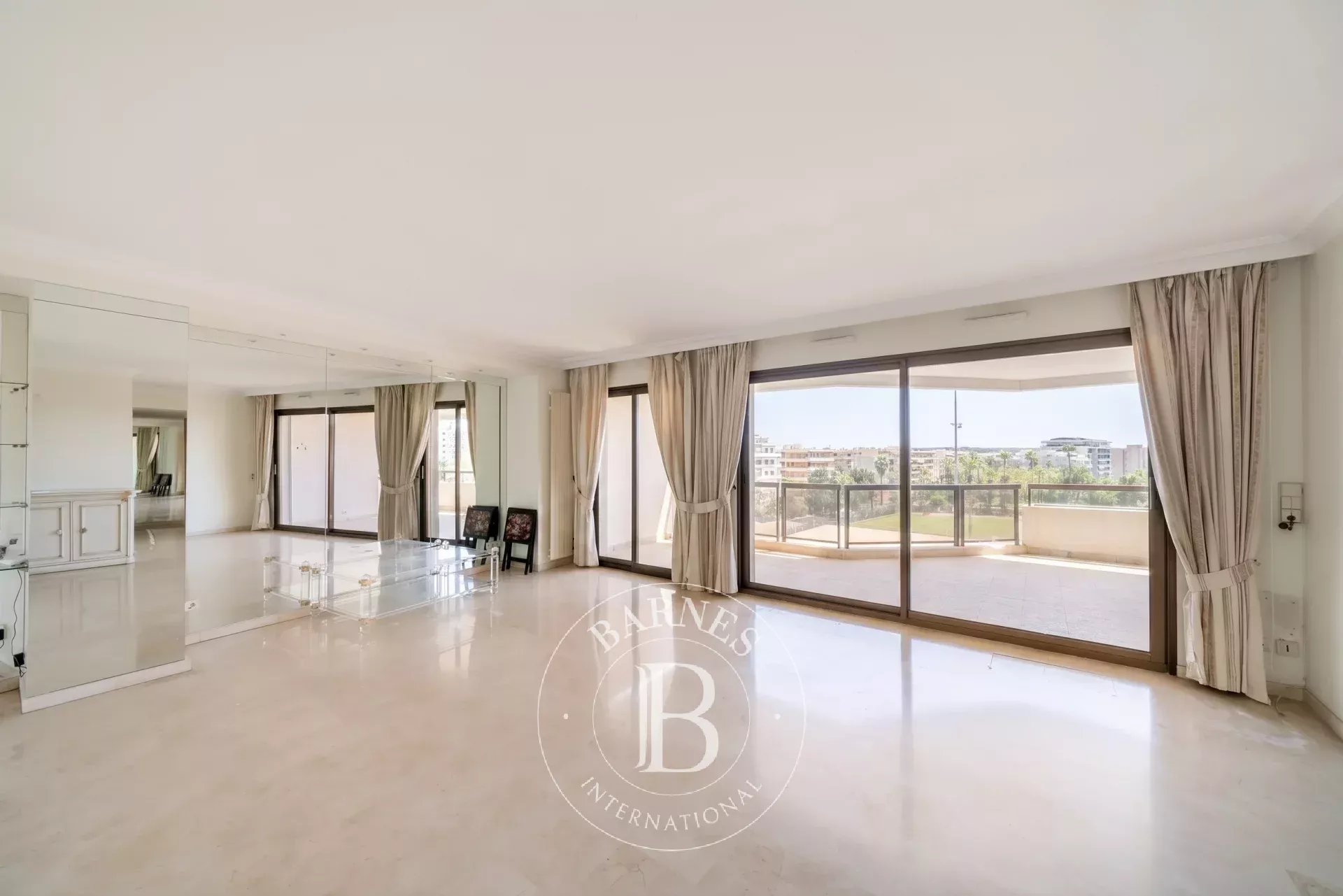 CANNES PALM BEACH – APPARTEMENT 3 PIÈCES – APERÇU MER - GARAGE