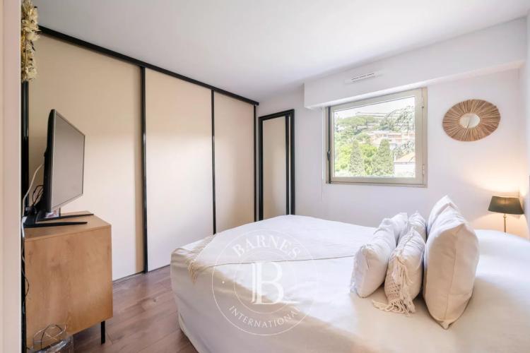 EXCLUSIVITÉ – CANNES BAS CROIX DES GARDES - DERNIER ETAGE - VUE MER - TERRASSE - ACCES DIRECT PLAGE - 1 CHAMBRE