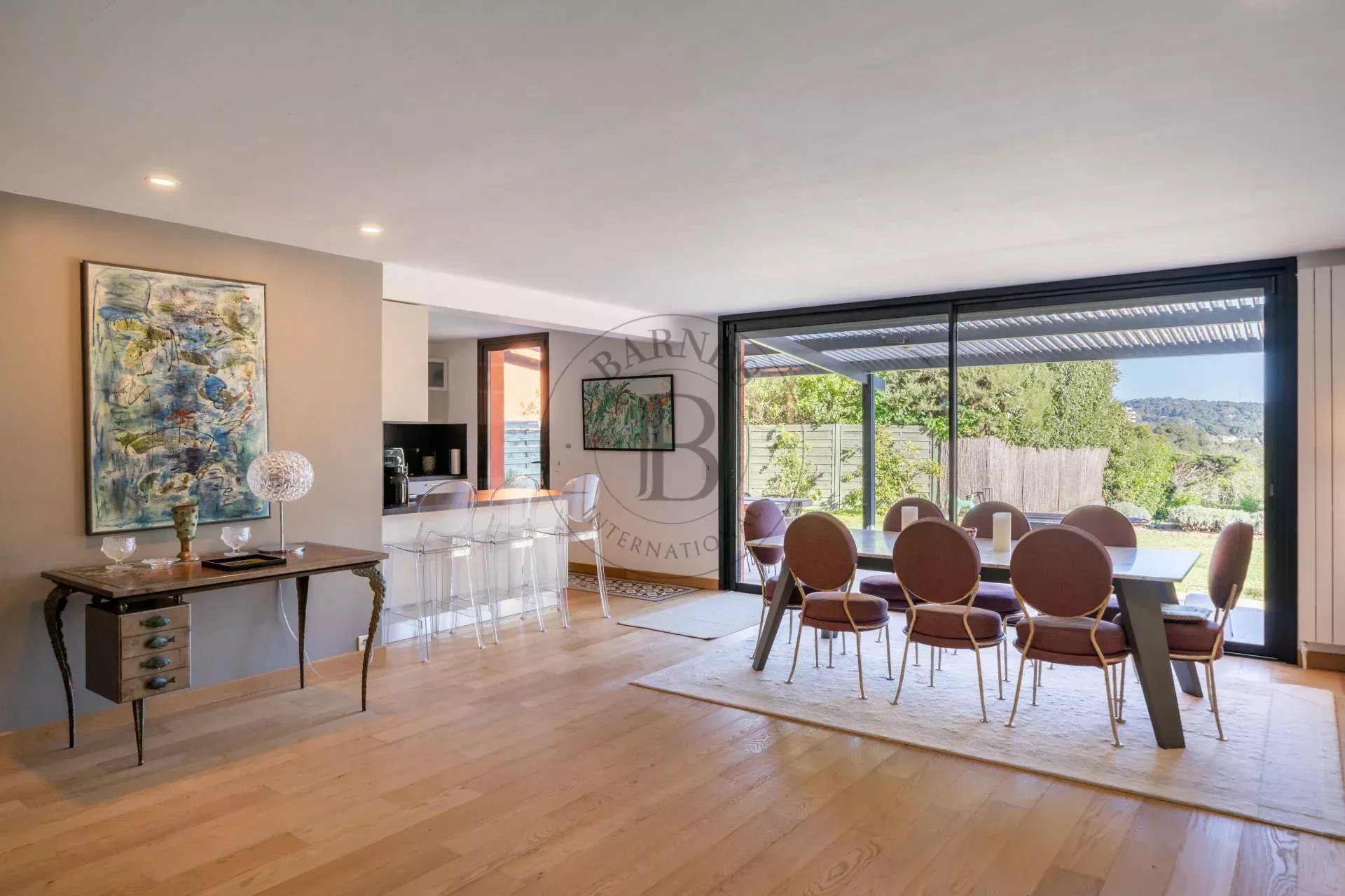 MOUGINS - VILLA ATYPIQUE - VUE MER