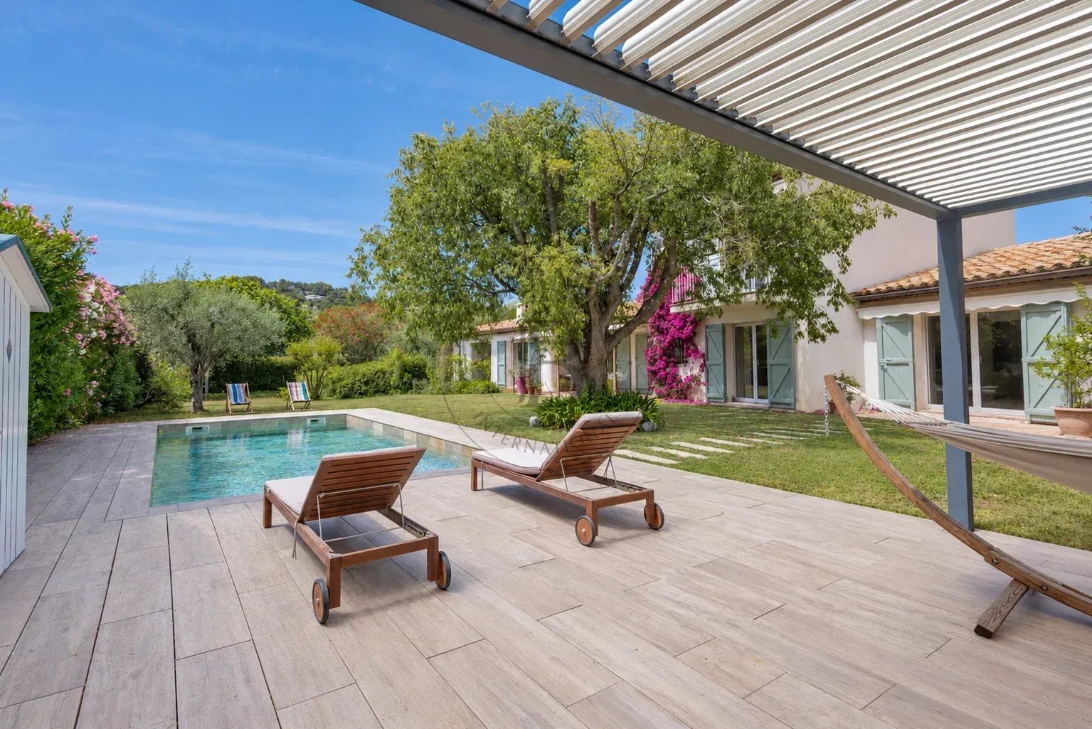 MOUGINS - VILLA AU CALME