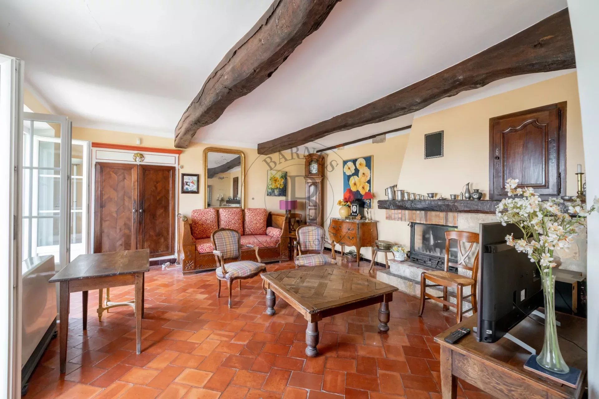 MOUGINS – VILLA EN PIERRE – VUE COLLINES ET MER