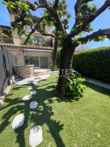 APPARTEMENT 3 PIECES 80m² + JARDIN + 2 PARKINGS MOUANS-SARTOUX