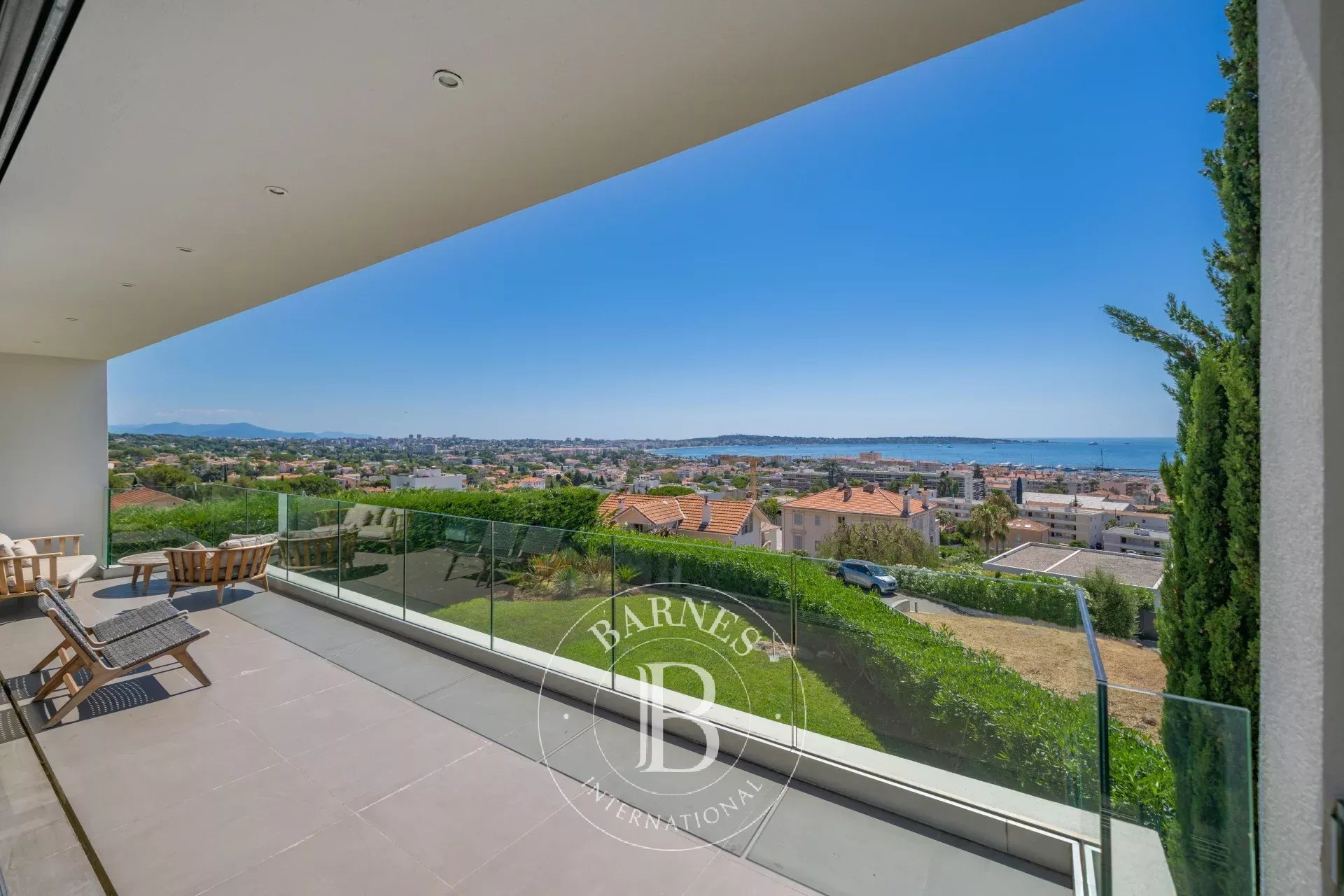 GOLFE-JUAN - VILLA CONTEMPORAINE - VUE MER PANORAMIQUE