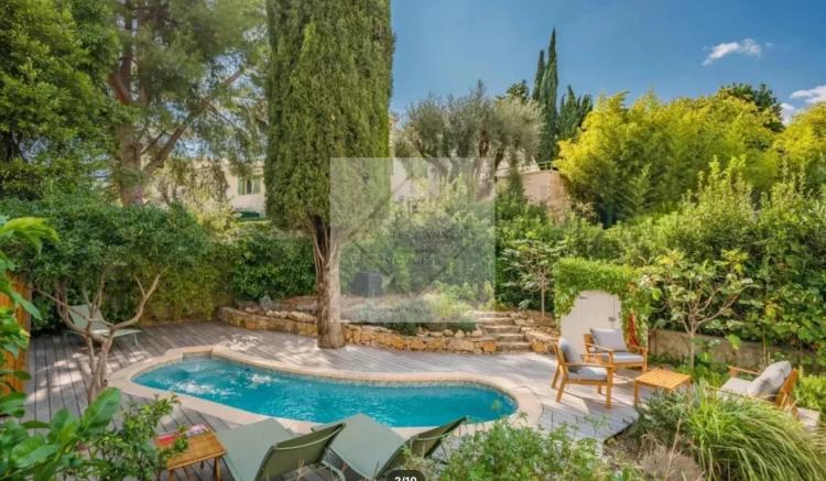 Emplacement Privilégié au Cœur de Cannes : Maison de Ville avec Piscine et Stationnement Privatif
