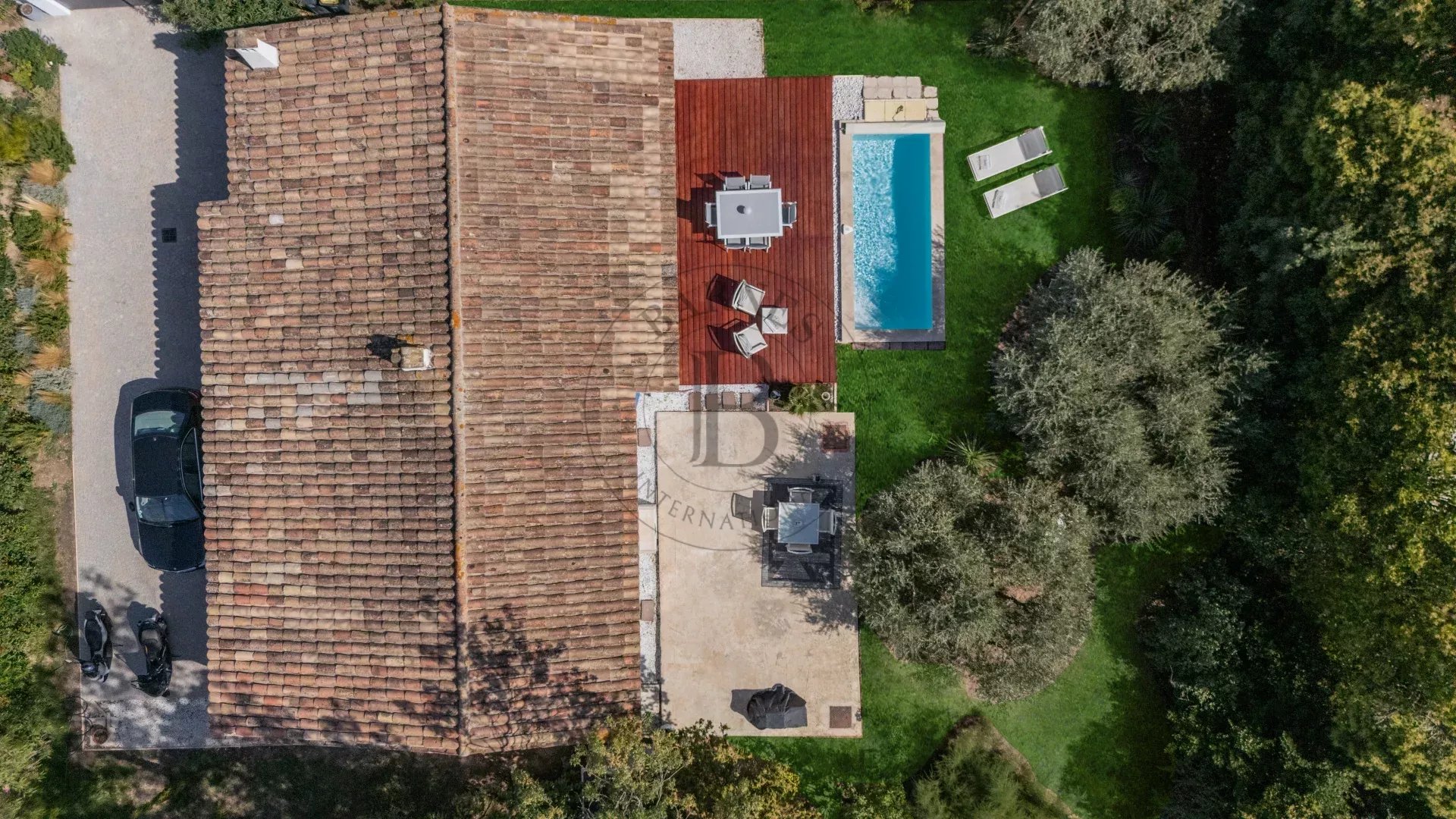 MOUGINS - VILLA DE PLAIN-PIED RENOVEE - PISCINE