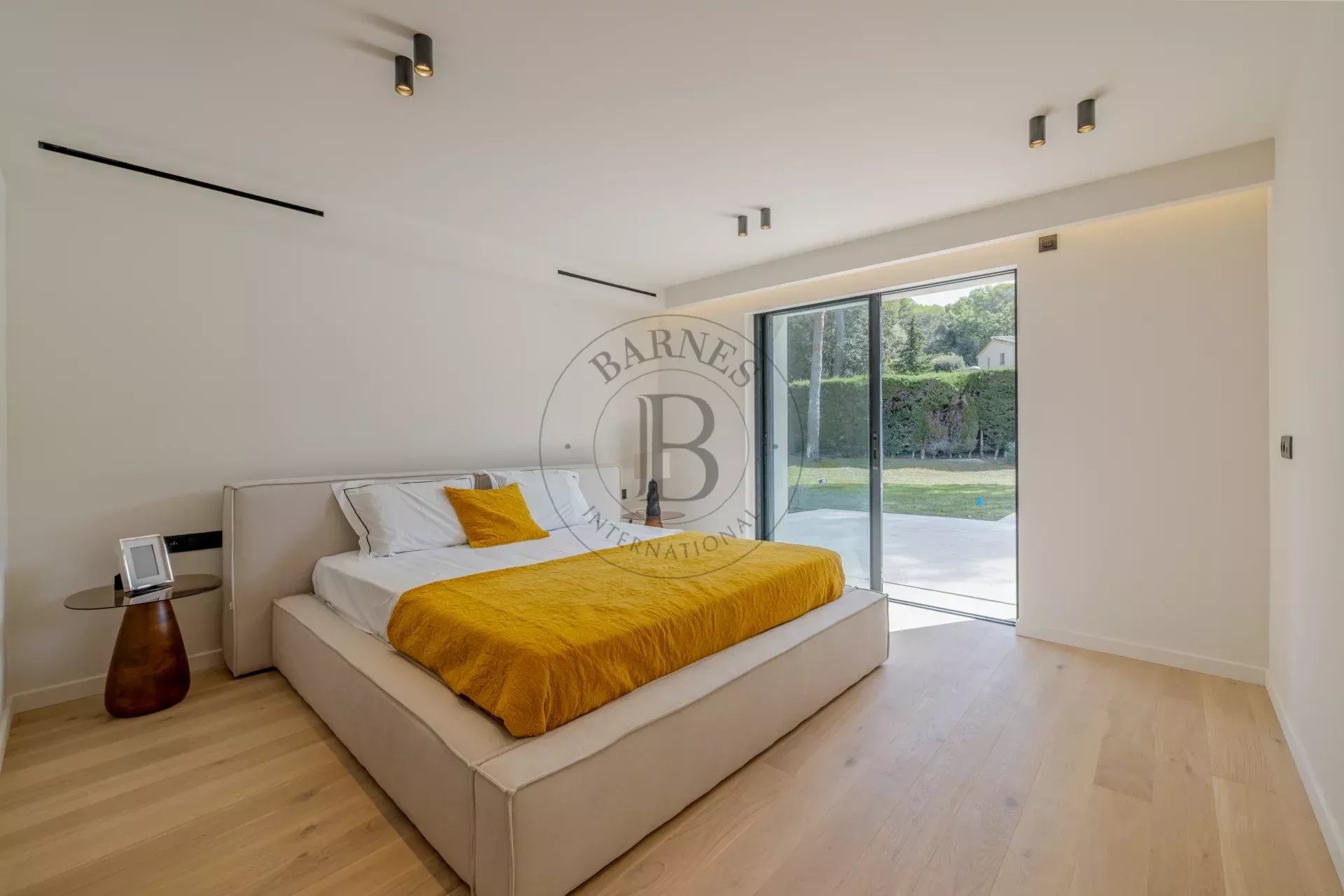 MOUGINS - VILLA PROVENCALE RENOVEE - QUARTIER PRISE