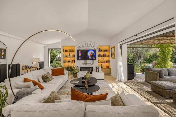 MOUGINS - VILLA RECEMMENT RENOVEE DANS UN DOMAINE CONFIDENTIEL