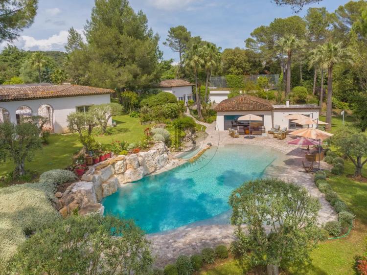MOUGINS – VILLA AVEC PISCINE LAGON - PISCINE INTÉRIEURE ET TENNIS