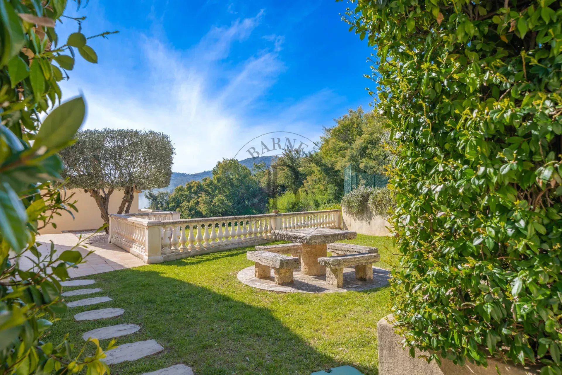 PROCHE MOUGINS - VILLA PROVENÇALE AVEC VUE MER ET COLLINES PANORAMIQUE