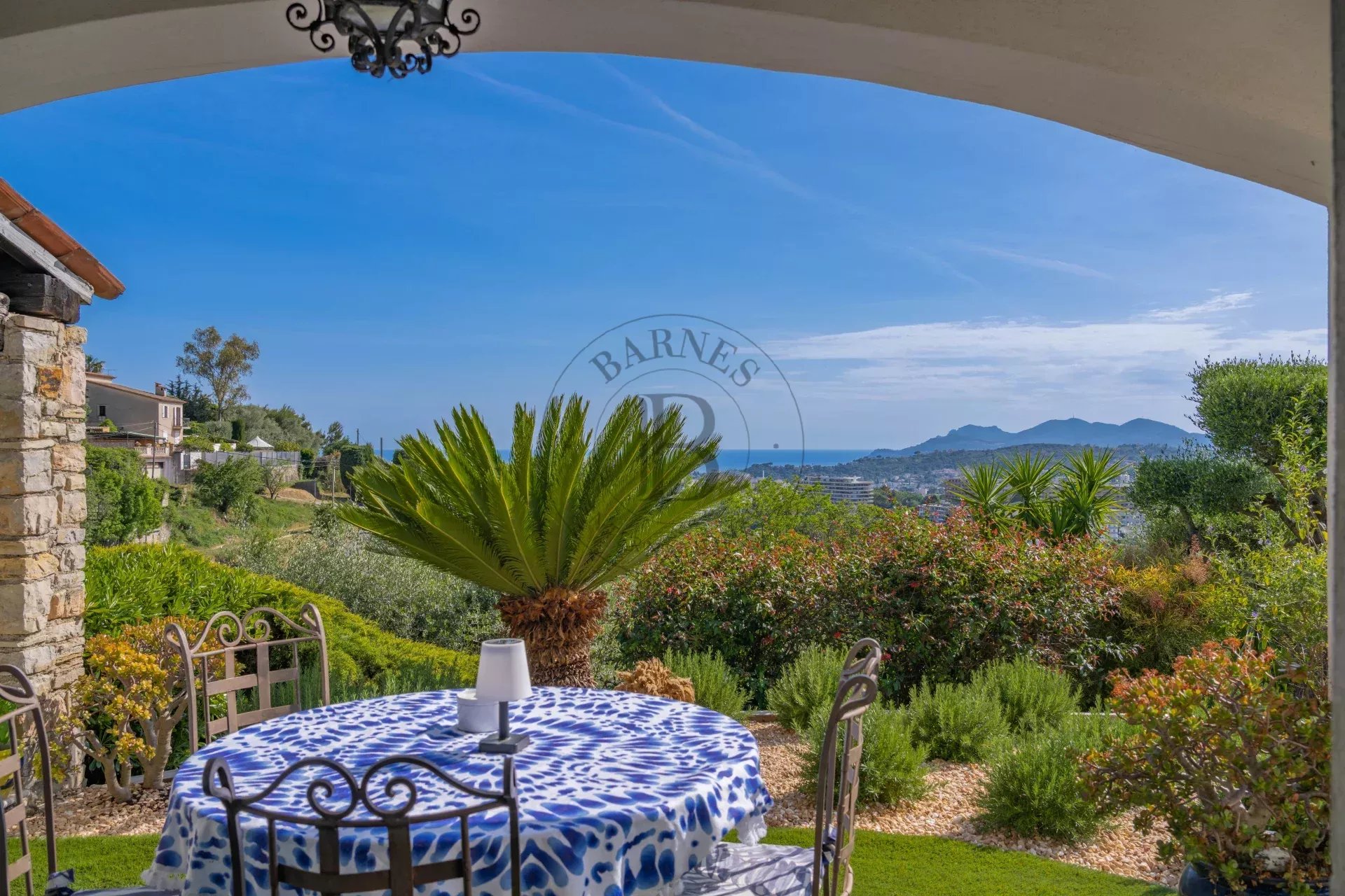 MOUGINS - VILLA VUE MER - PROCHE CANNES