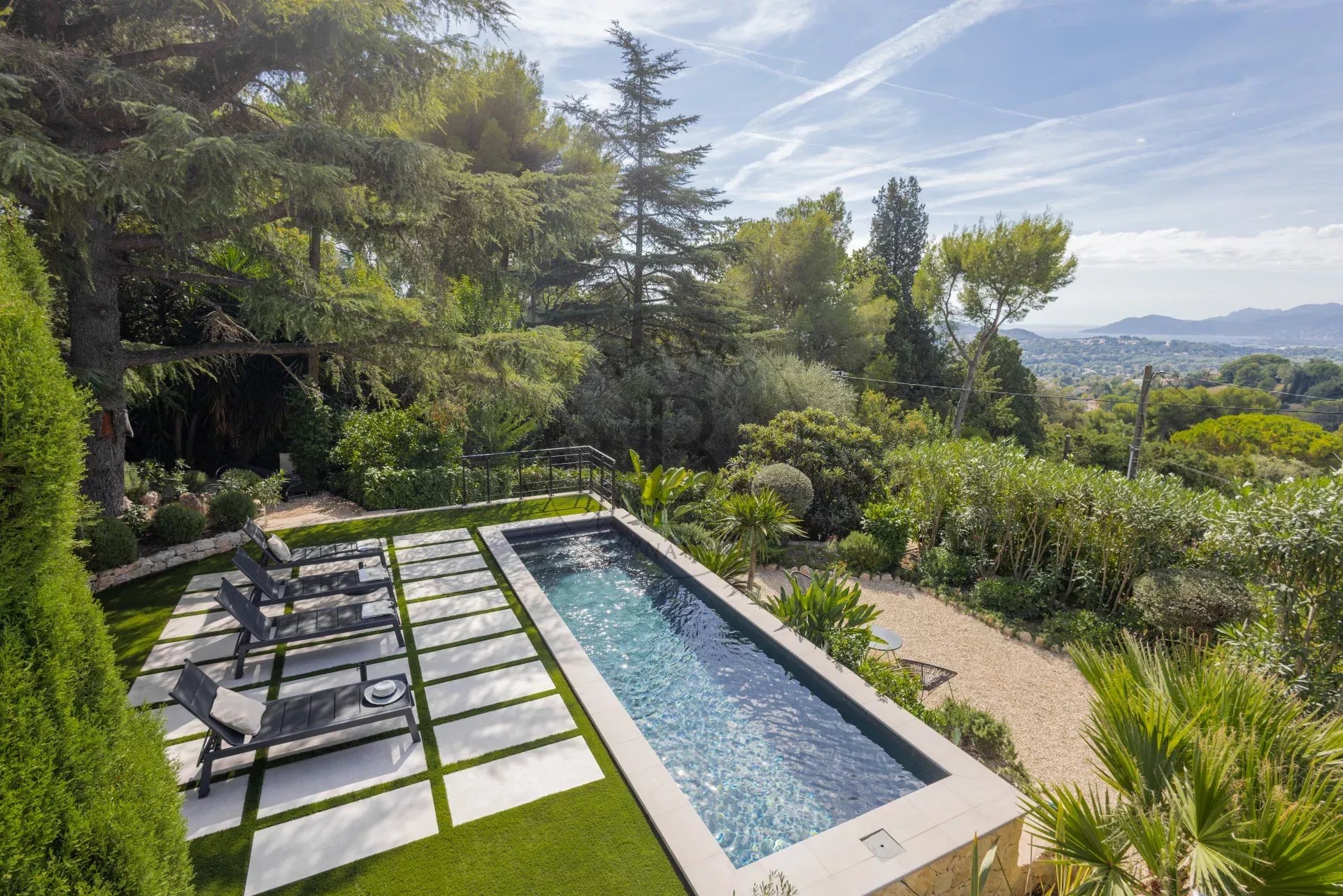 MOUGINS -  VILLA AVEC VUE MER PANORAMIQUE