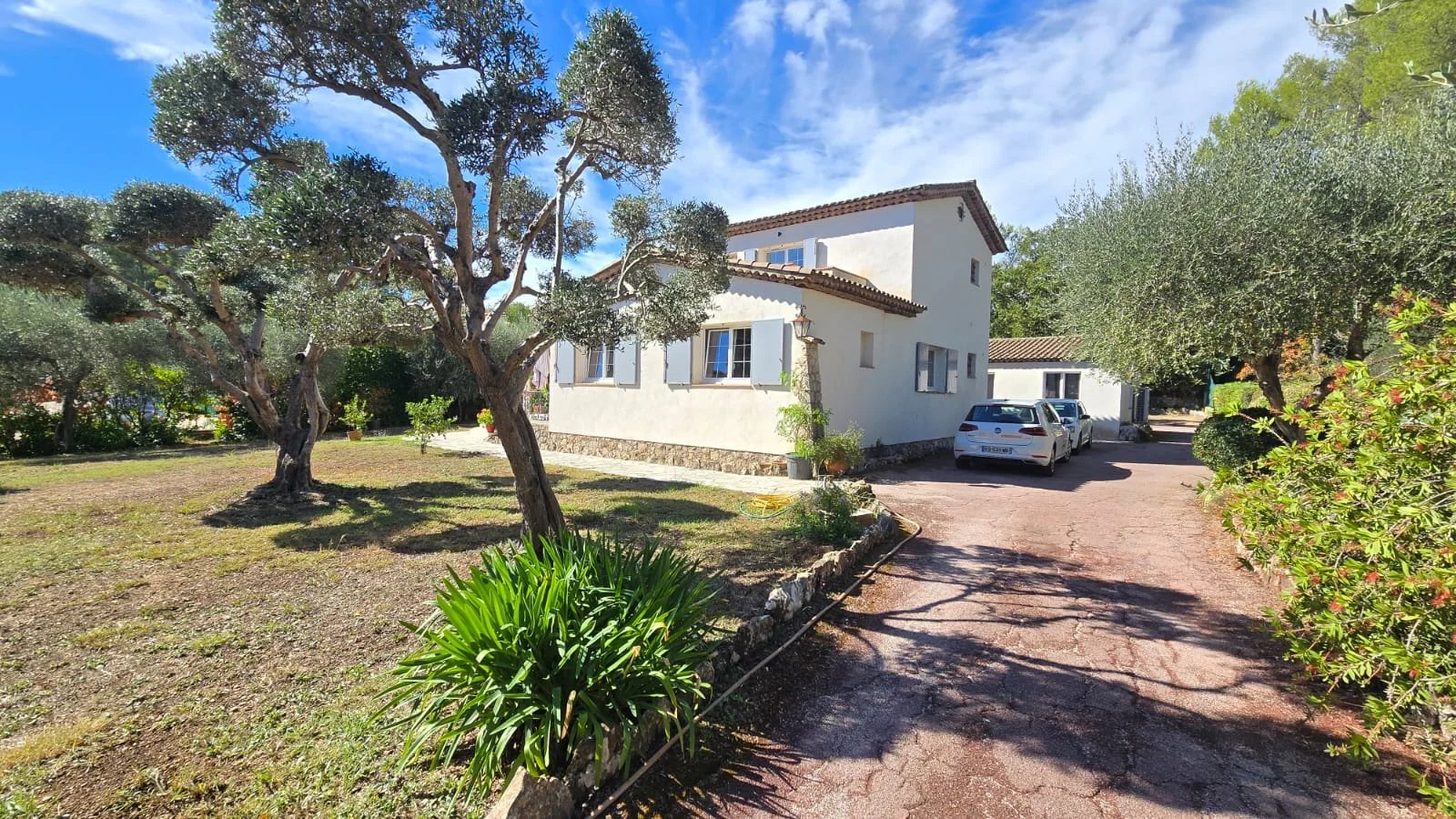 MAISON 5 PIÈCES 135 m² + PISCINE & DOUBLE GARAGE – TERRAIN 3 300 m²