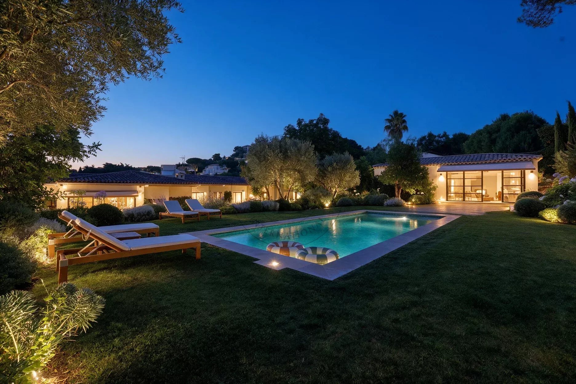 PROCHE MOUGINS - LE CANNET - VILLA RÉNOVÉE - PISCINE