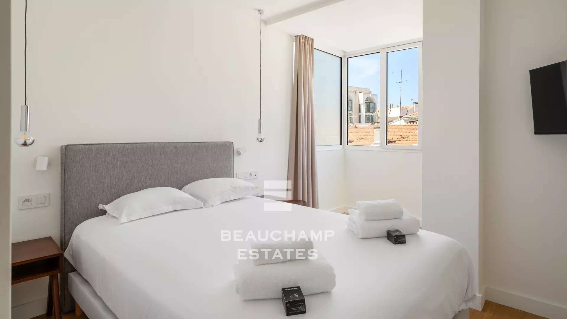 Vue mer & adresse d’exception – Appartement rénové, Cannes Croisette, 3 chambres, terrasse sur les jardins