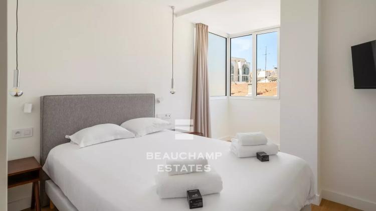 Vue mer & adresse d’exception – Appartement rénové, Cannes Croisette, 3 chambres, terrasse sur les jardins