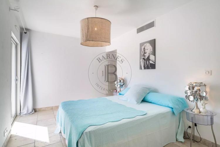 MOUGINS - VILLA DANS UN DOMAINE PRIVE - A PIEDS DES COMMODITES