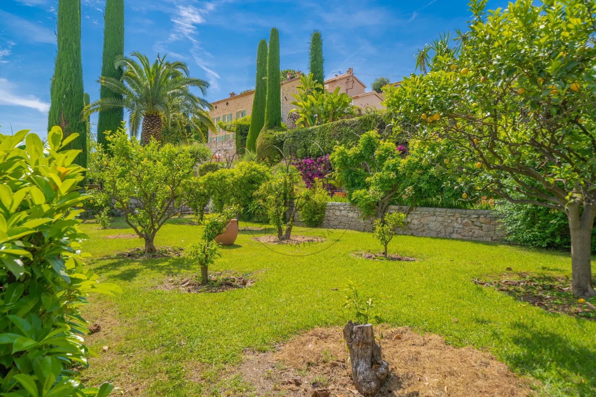MOUGINS – VILLA EN PIERRE – VUE COLLINES ET MER