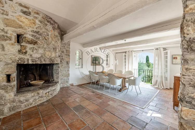 PROCHE MOUGINS – MAS EN PIERRE