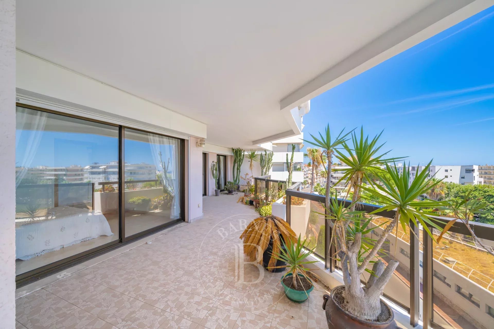 CANNES PALM BEACH – APPARTEMENT 3 PIÈCES – APERÇU MER - GARAGE