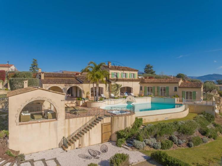 PROCHE MOUGINS - VILLA PROVENÇALE AVEC VUE MER ET COLLINES PANORAMIQUE