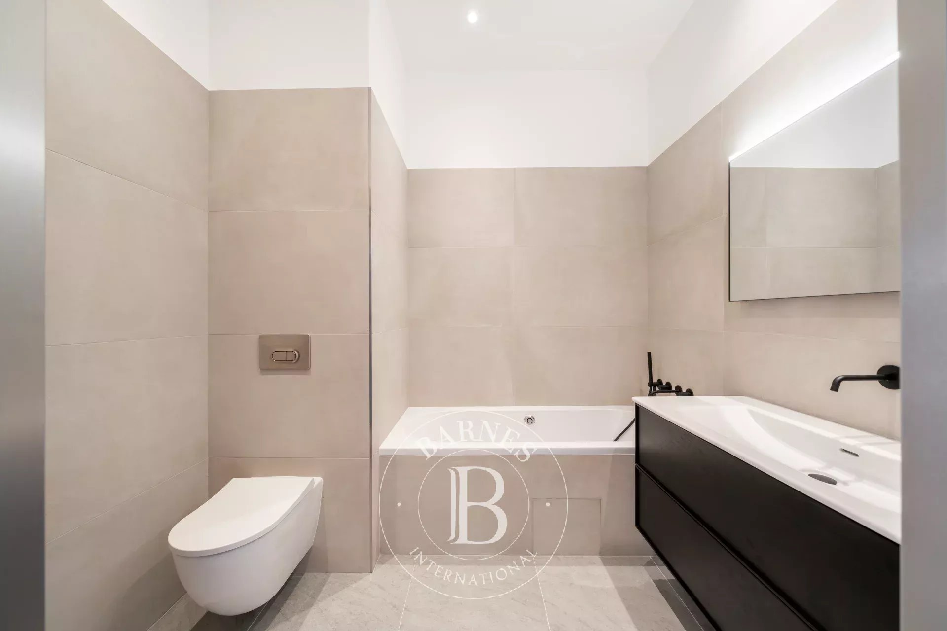 EXCLUSIVITÉ - CANNES ARRIÈRE CROISETTE -  5 PIÈCES - BALCON - APERÇU MER - DERNIER ETAGE