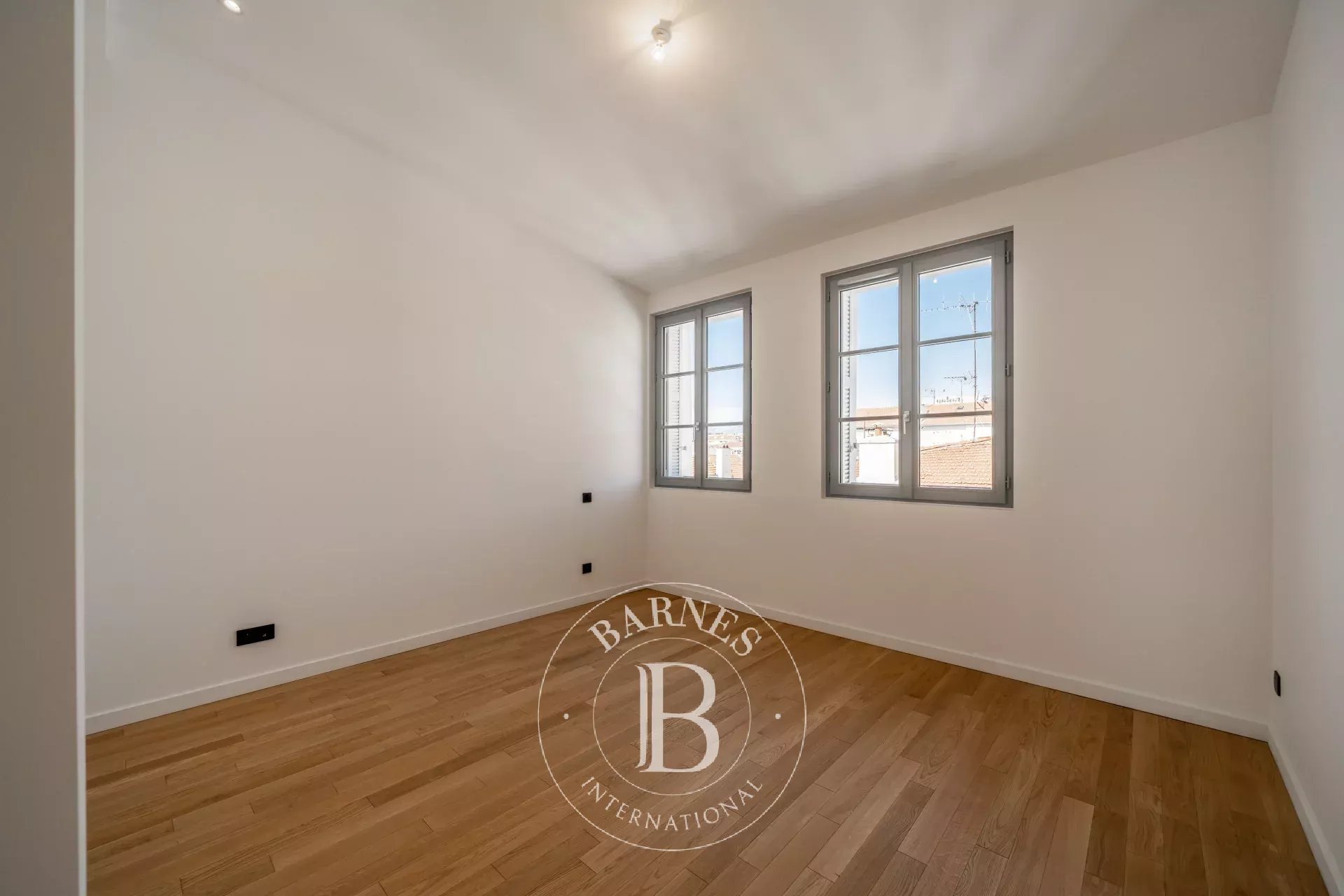 EXCLUSIVITÉ - CANNES ARRIÈRE CROISETTE -  5 PIÈCES - BALCON - APERÇU MER - DERNIER ETAGE