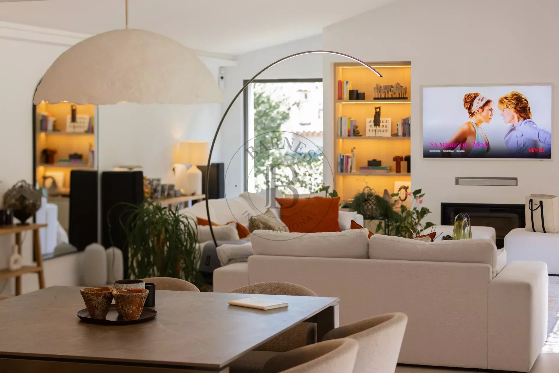 MOUGINS - VILLA RECEMMENT RENOVEE DANS UN DOMAINE CONFIDENTIEL