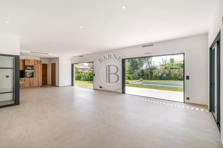 MOUGINS - VILLA NEUVE CONTEMPORAINE
