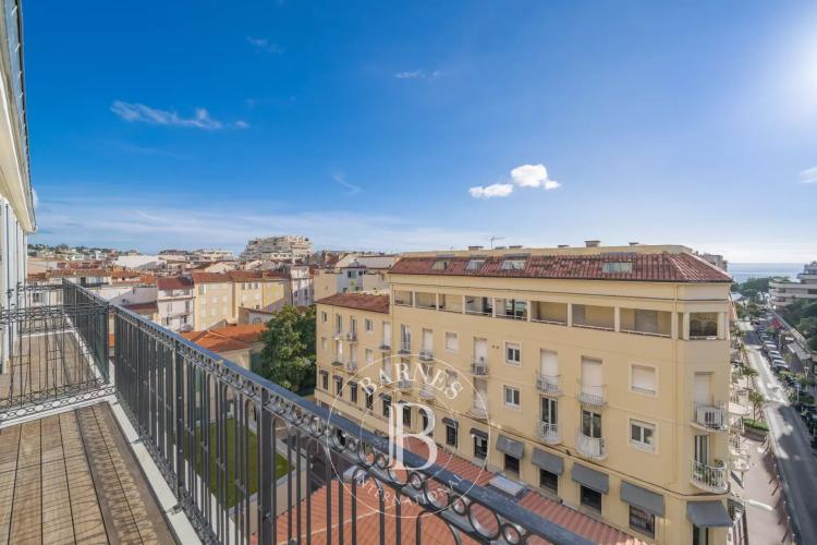 EXCLUSIVITÉ - CANNES ARRIÈRE CROISETTE -  5 PIÈCES - BALCON - APERÇU MER - DERNIER ETAGE