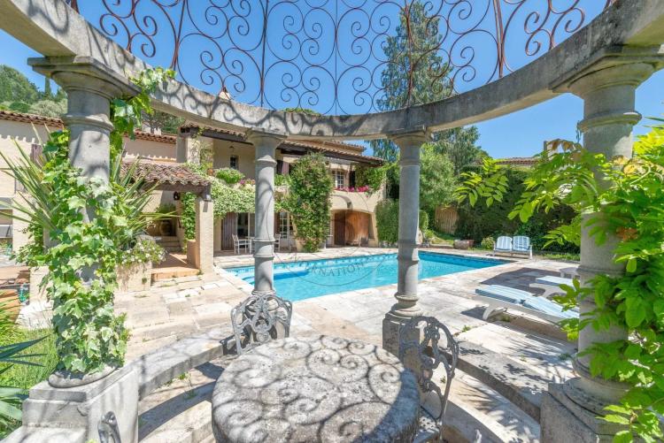 MOUGINS – PROPRIÉTÉ PROVENÇALE - VUE MER