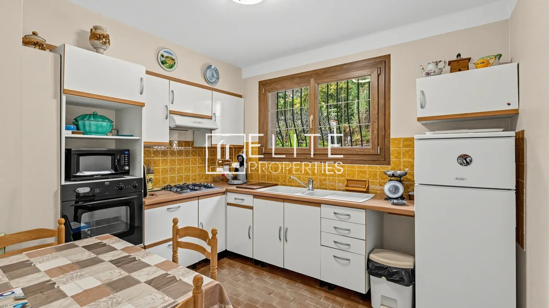 MANDELIEU-LA-NAPOULE (CAPITOU) : Maison à rénover, 110 m² habitables, vue panoramique mer et collines, terrain de 1700m²