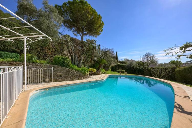 MOUGINS – QUARTIER RECHERCHÉ – À PIED DES COMMERCES