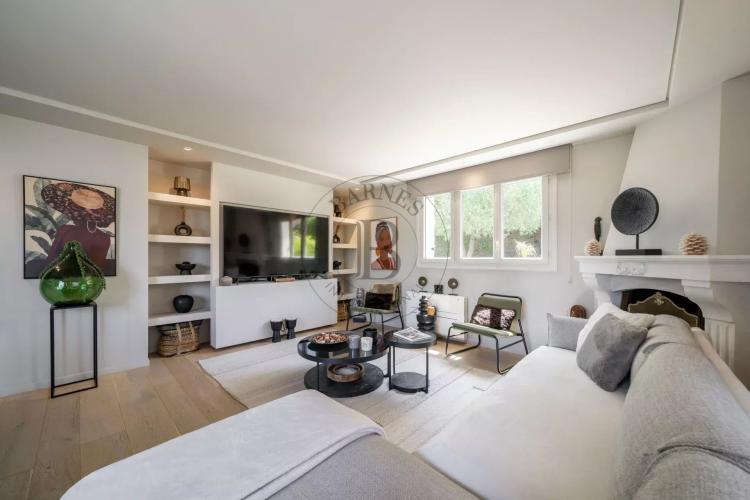 MOUGINS - VILLA DOMAINE FERME A PIED DES COMMERCES