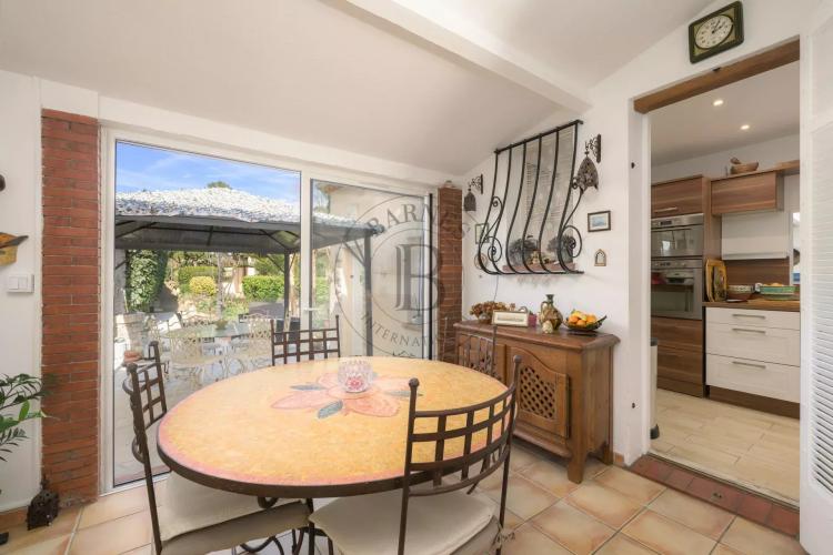 MOUGINS - VILLA FAMILIALE - PROCHE DU GOLF ET DE L'ETANG