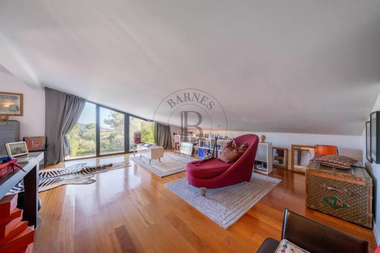 MOUGINS - VILLA ATYPIQUE - VUE MER