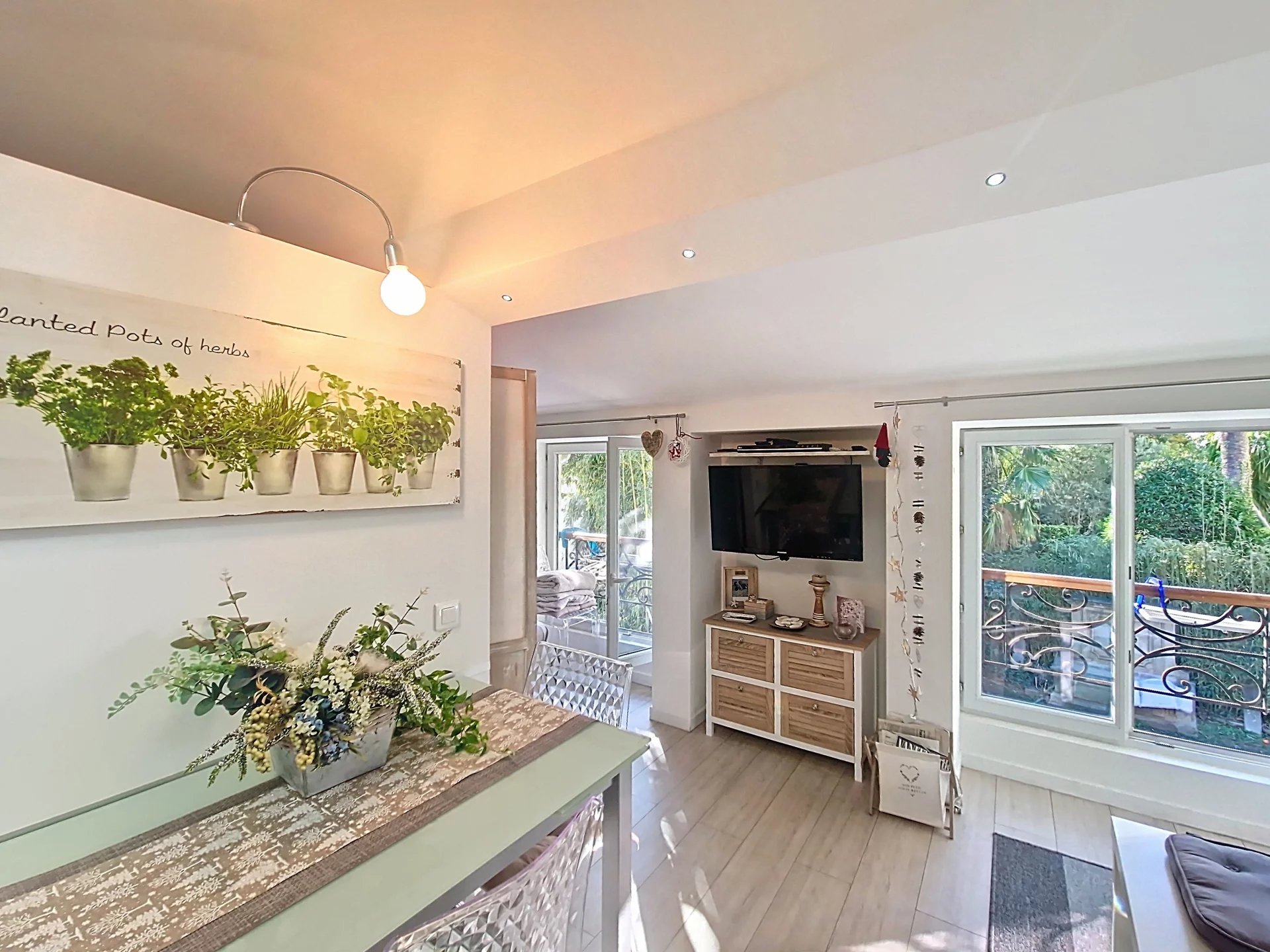 CANNES BAS ST NICOLAS - STUDIO MEUBLÉ AVEC MEZZANINE - AU CALME