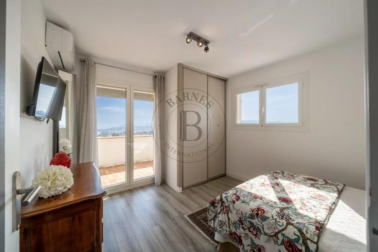 MOUGINS - VILLA VUE MER - PROCHE CANNES