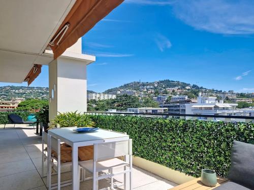 CANNES - ARRIERE CROISETTE - DERNIER ETAGE - GRANDE TERRASSE