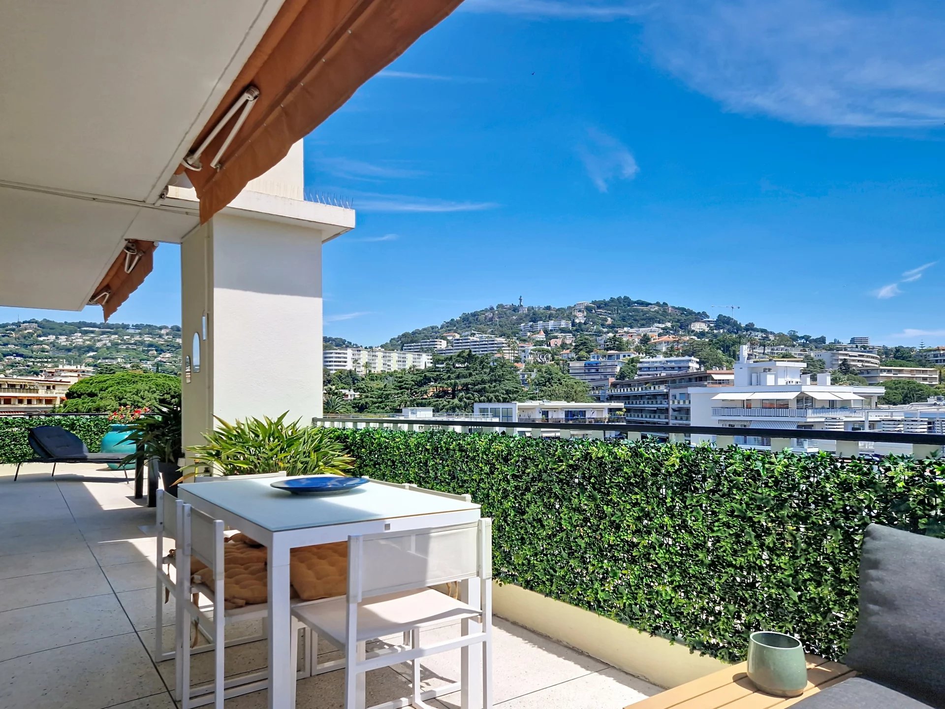 CANNES - ARRIERE CROISETTE - DERNIER ETAGE - GRANDE TERRASSE