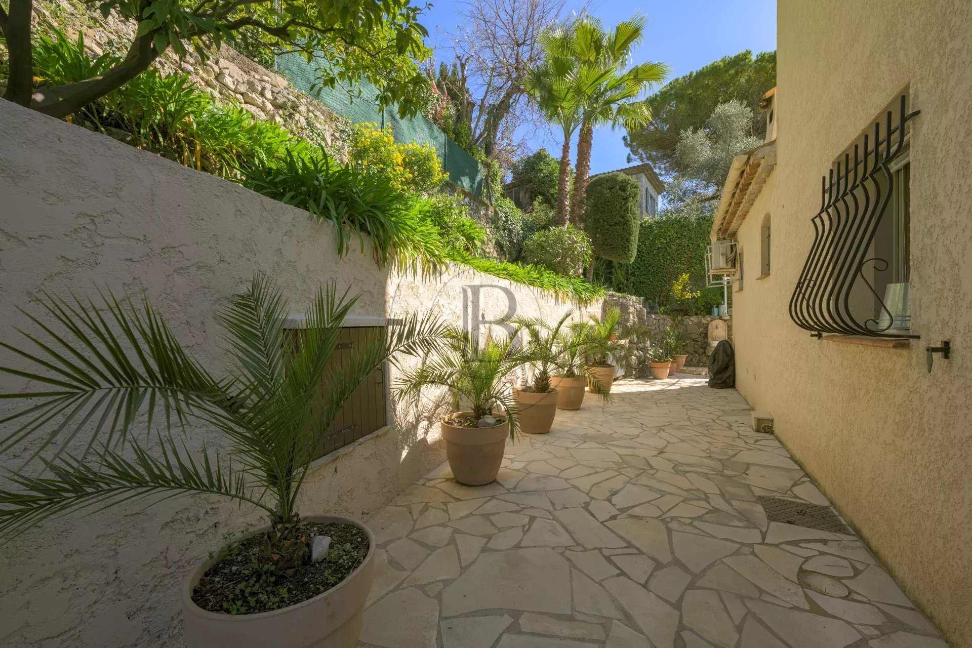 MOUGINS – QUARTIER RECHERCHÉ – À PIED DES COMMERCES