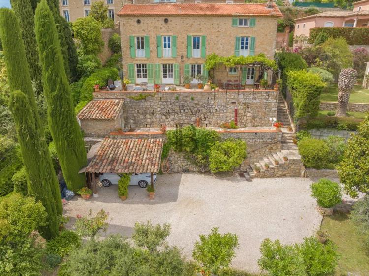 MOUGINS – VILLA EN PIERRE – VUE COLLINES ET MER