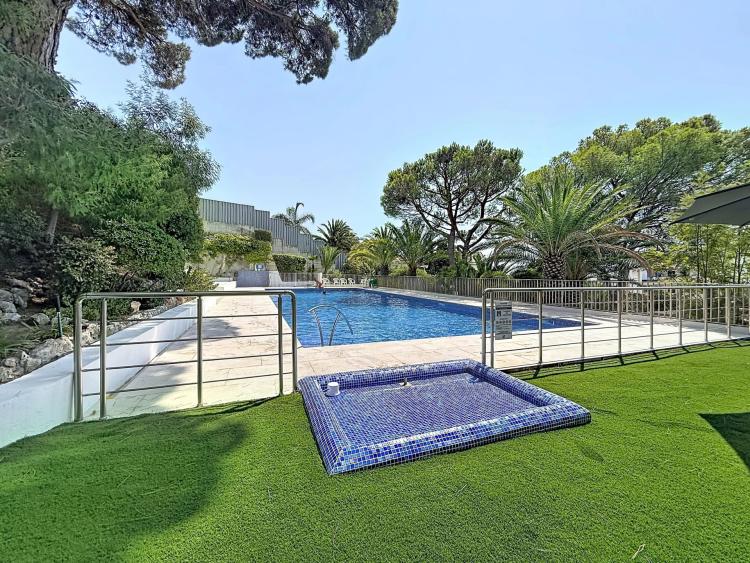 CANNES BAS CROIX DES GARDES -  GRAND 3P - VUE MER & VERDURE - TERRASSE 18 M²