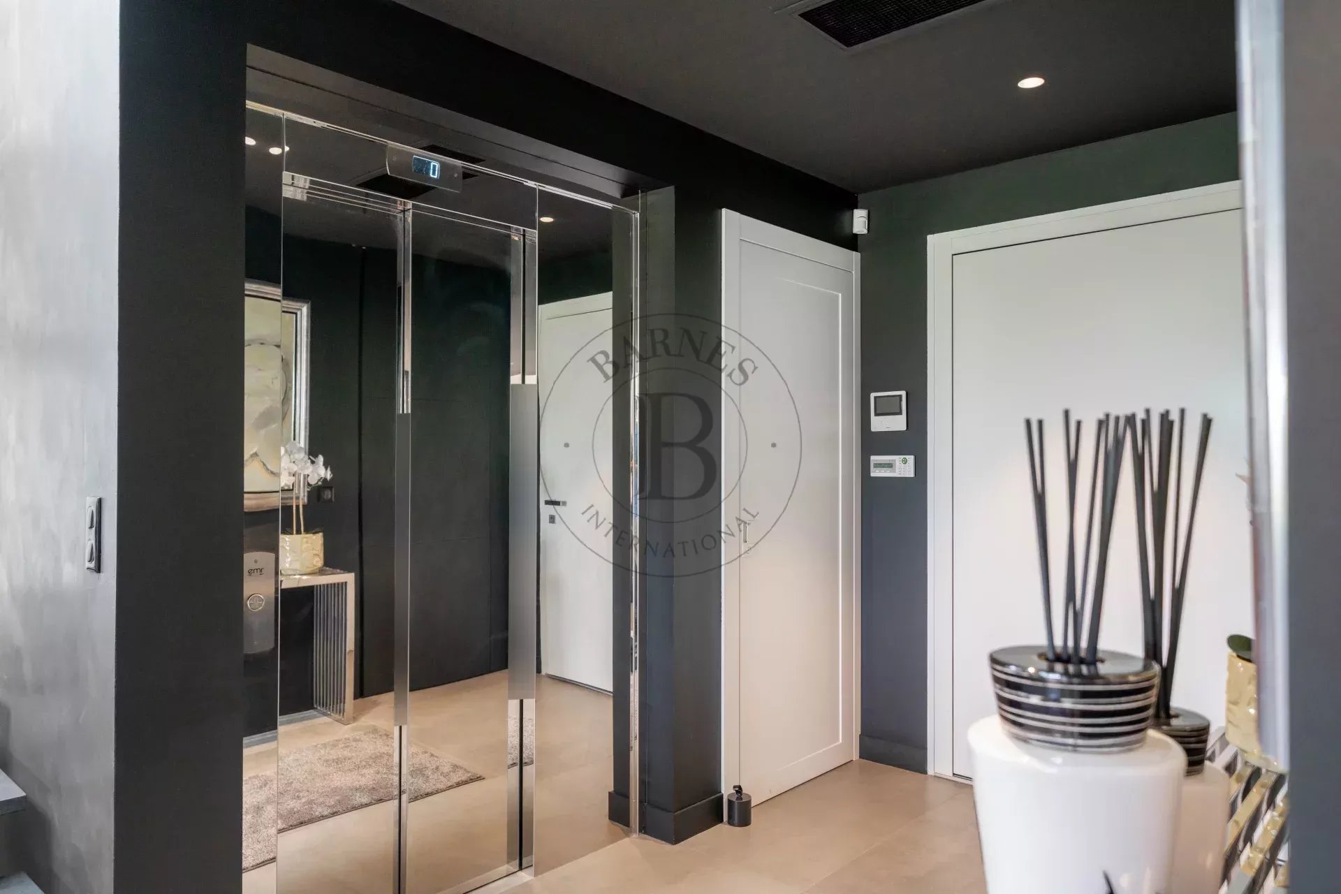 MOUGINS – SUPERBE VILLA MODERNE – DOMAINE FERMÉ