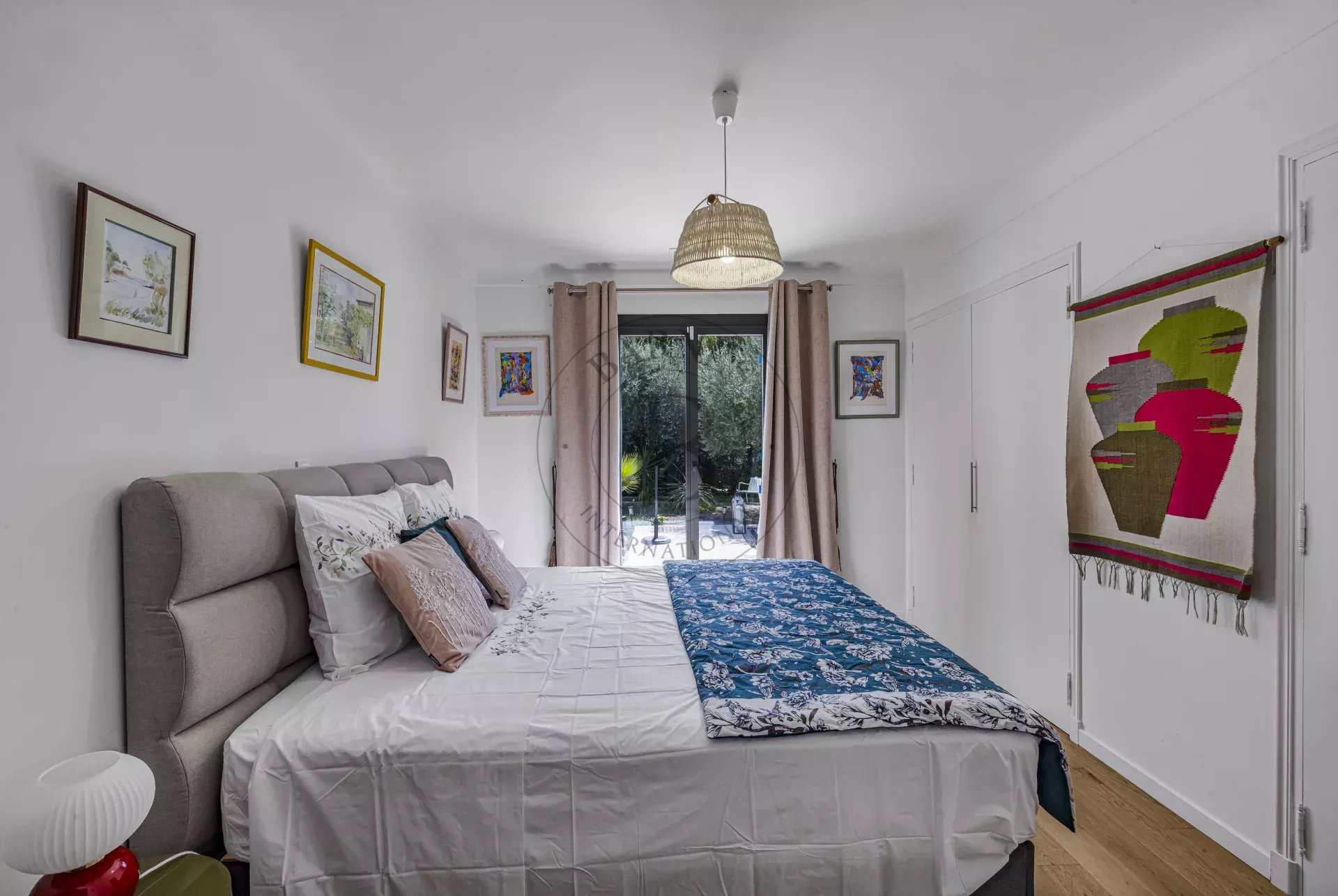 MOUGINS - VILLA DE PLAIN-PIED RENOVEE - PISCINE