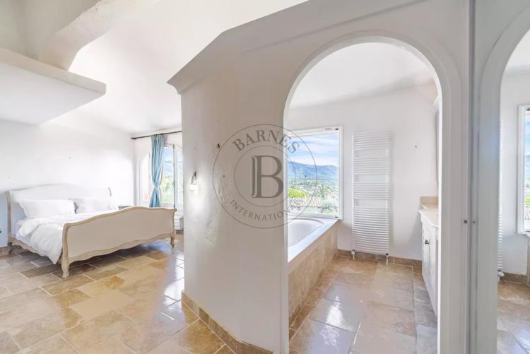 PROCHE MOUGINS –VILLA D’ARCHITECTE COUËLLE – DOMAINE DE CASTELLARAS LE VIEUX