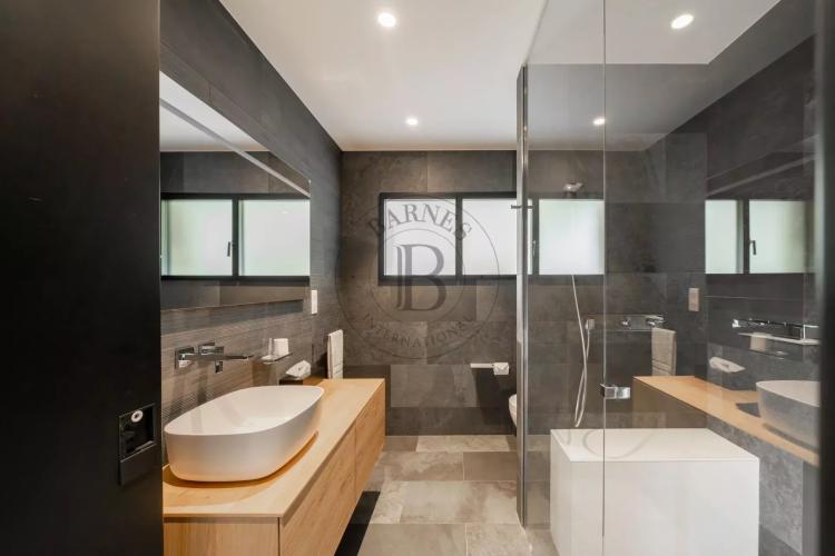 MOUGINS – SUPERBE VILLA MODERNE – DOMAINE FERMÉ