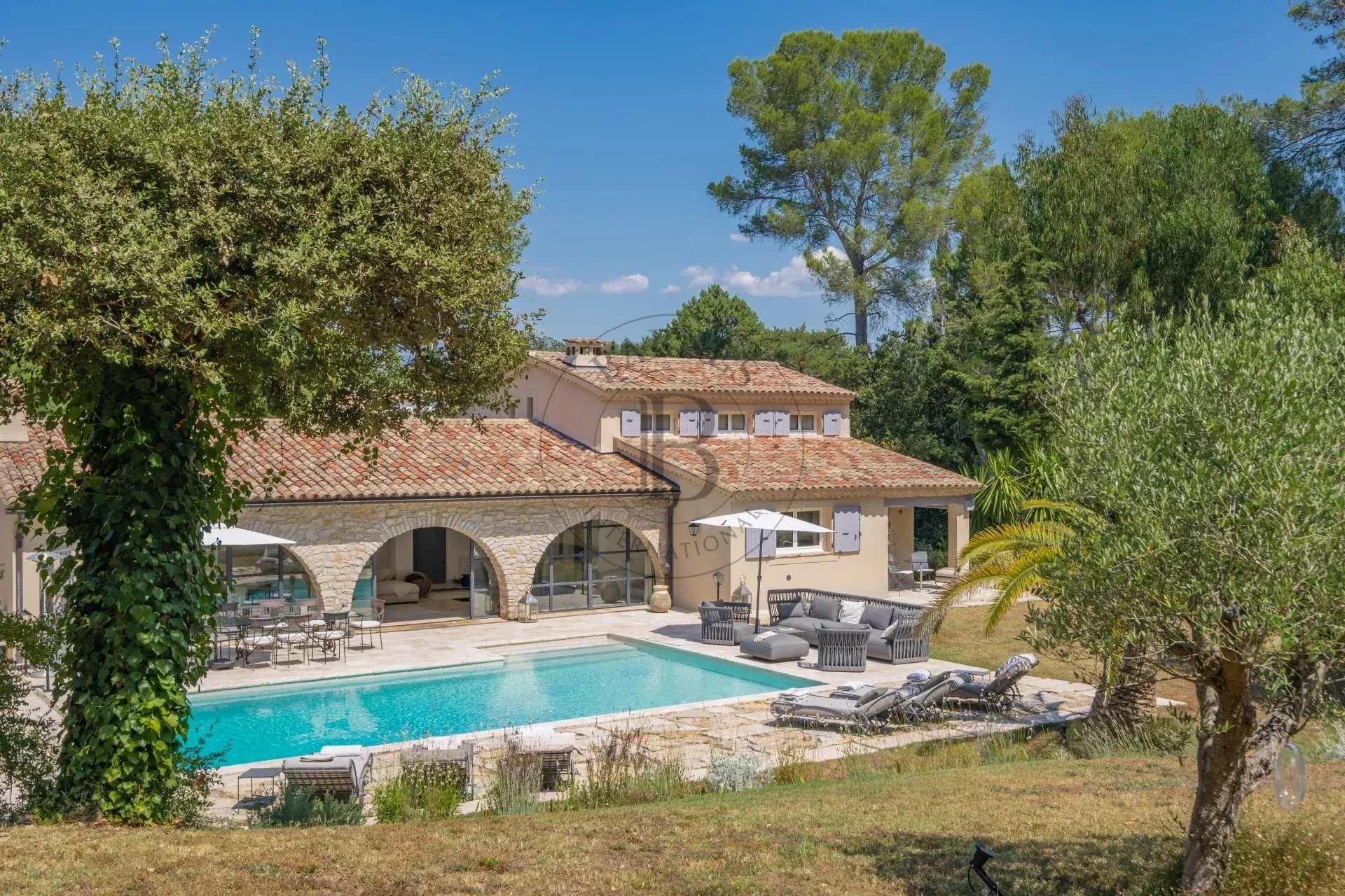MOUGINS - VILLA DE CHARME - PROCHE DE L'ETANG